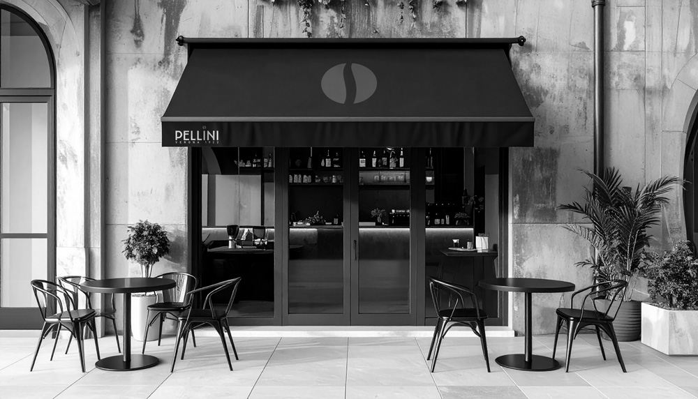 Ingresso di un bar con tenda brandizzata Pellini