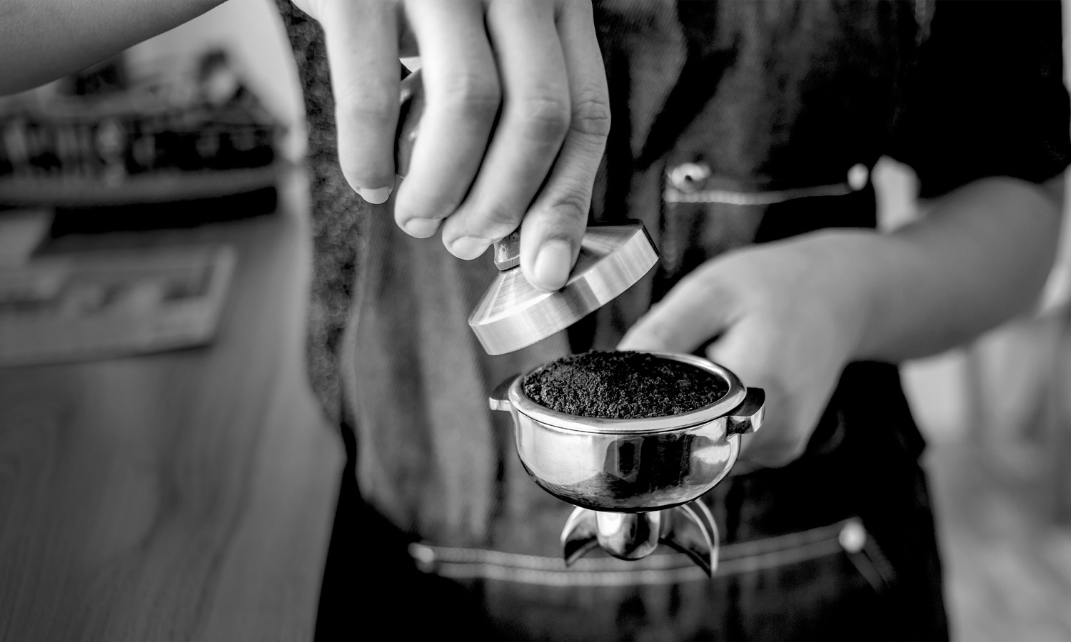 Barista che macina il caffè
